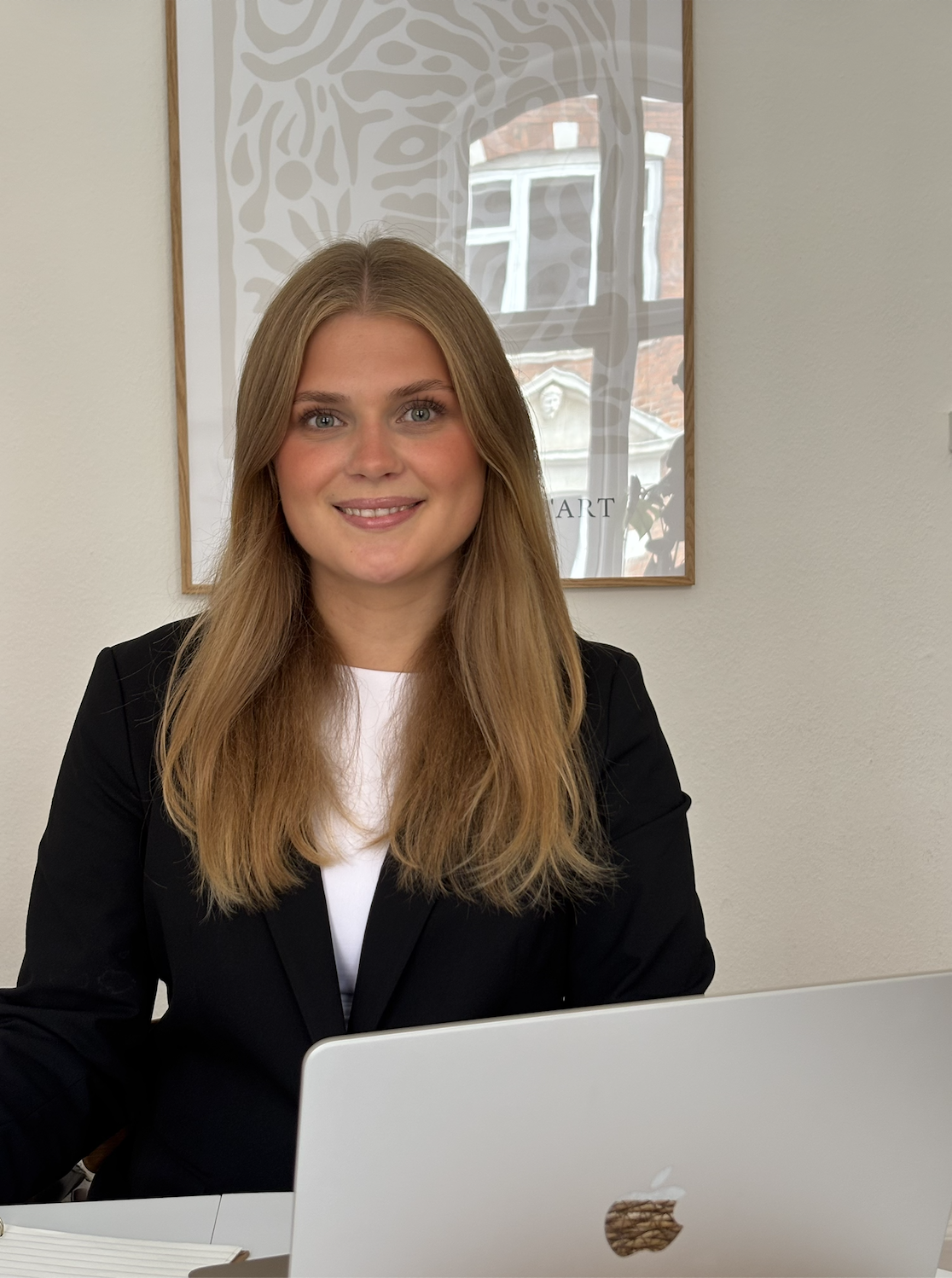 Frederikke arbejder ved sin computer