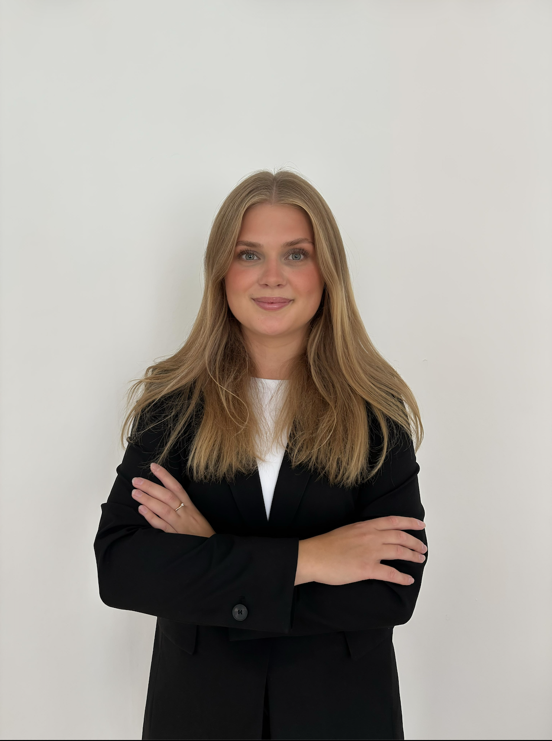 Frederikke arbejder ved sin computer